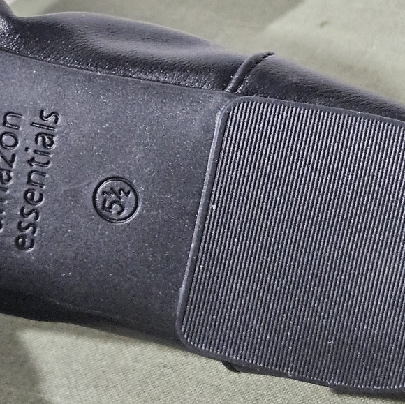 Amazon Essentials Women's Classic Black Flats Loafers - Picture 5 of 9